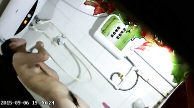 猥琐房东暗藏卫生间暗藏摄像头偷拍多位美女租客洗澡尿尿 (5)