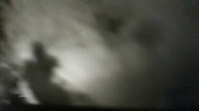 服装厂女工宿舍冒死爬窗偷窥白嫩的美少妇洗澡洗鲍鱼