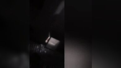 冒死爬墙偷窥楼下身材火爆的美少妇洗澡